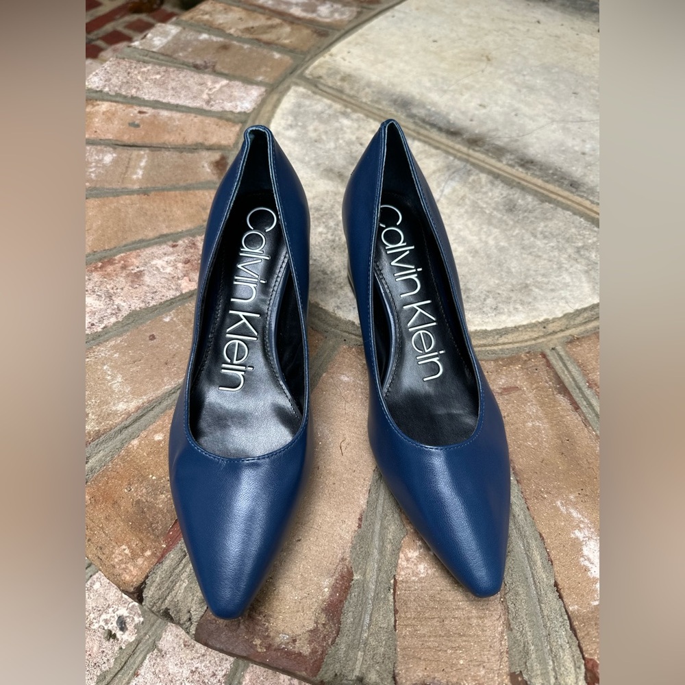 Calvin Klein Women’s Nita Almond Toe Pumps – Blue – Size 6.5 – New